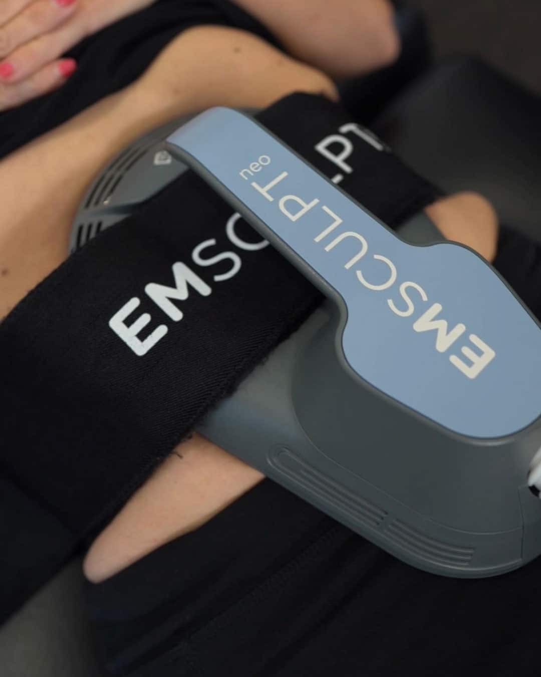 Close-up of the Emsculpt Neo applicator during a treatment designed to support muscle retention during GLP-1 weight loss.